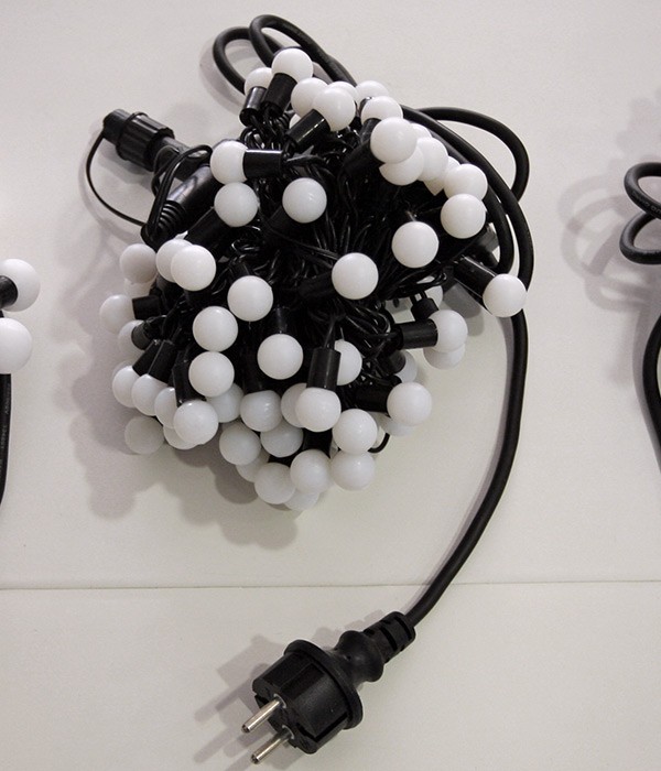 Качественная картинка Гирлянда светодиодная Laitcom "Шарики-40мм" 5м, IP54,20 LED, 220-230V, черн.пр. синий и белый