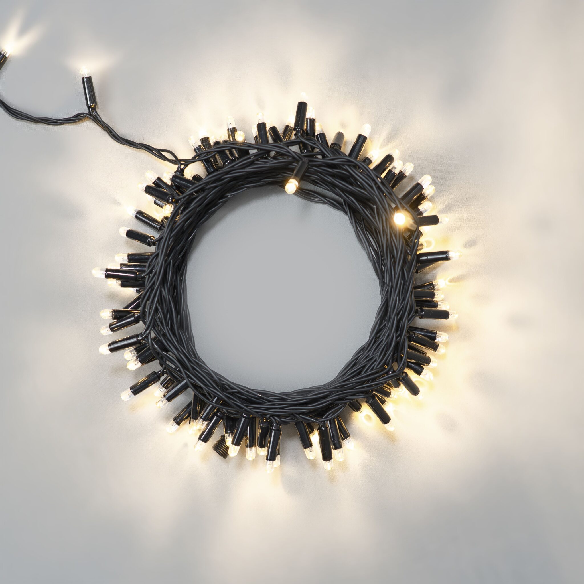 Светодиодная гирлянда нить Laitcom, 10м, 100 LED, 24В, статика, черная резина 2.3 мм, колпачок, IP65