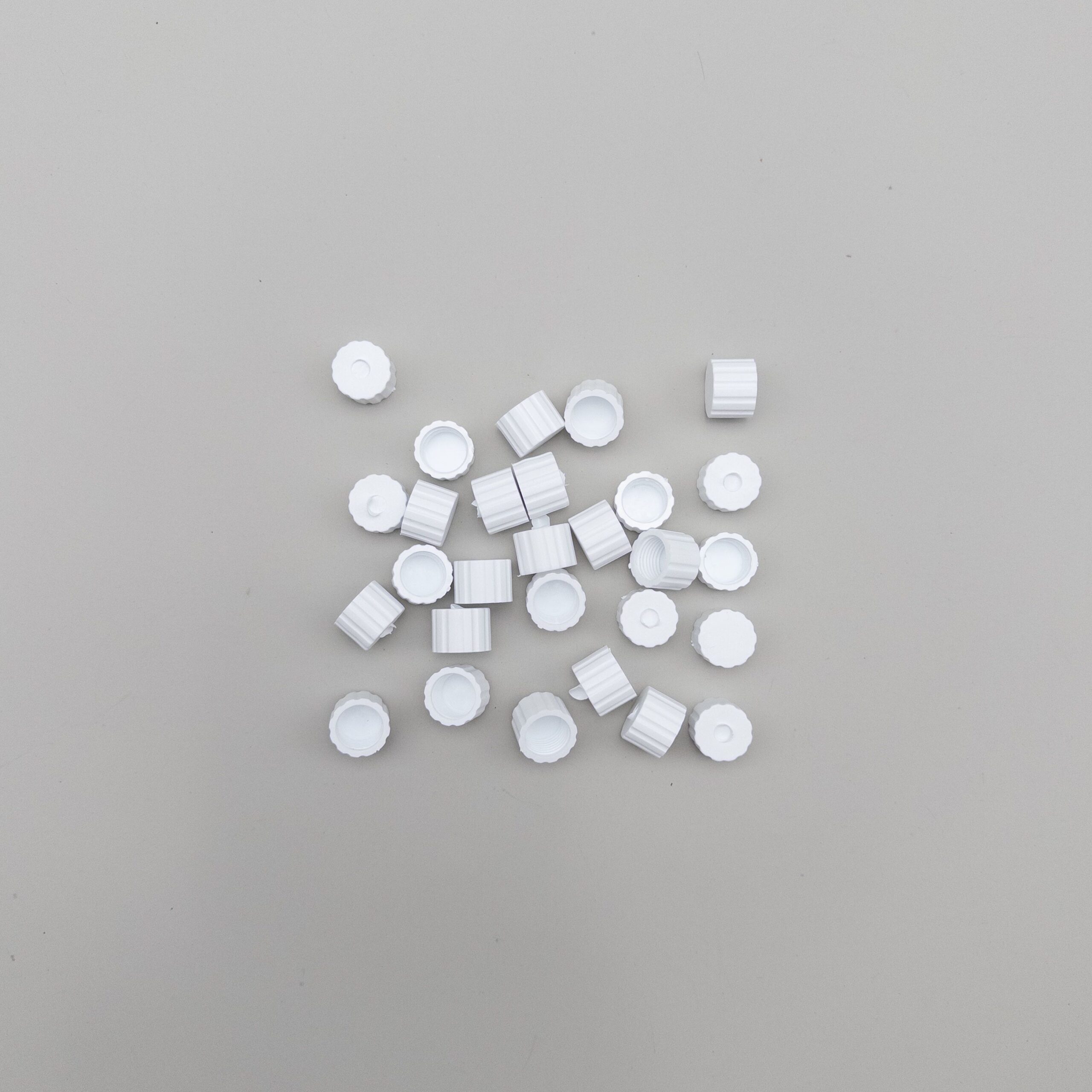 Качественная картинка Заглушка для нитей Laitcom 24V белая